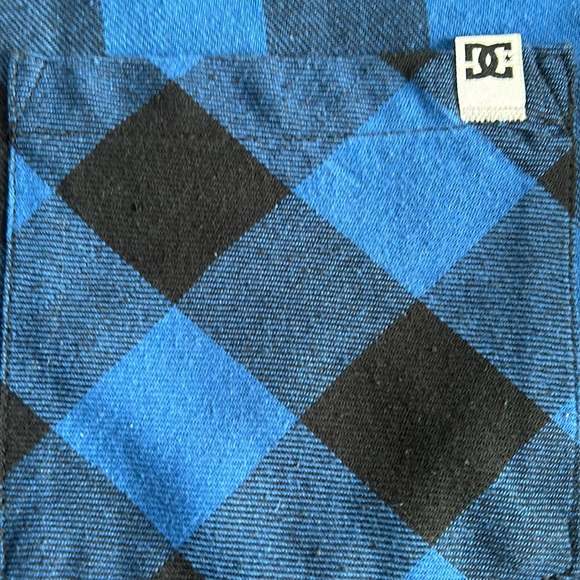 DC plaid button shirt - size M - Picture 2 of 6